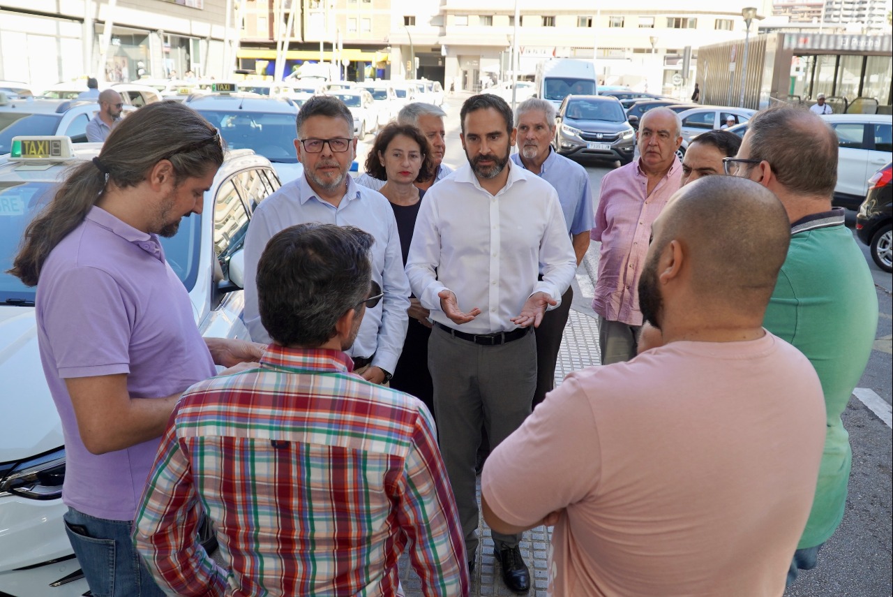 Dani Pérez denuncia el rodillo de Moreno Bonilla para acabar con el sector del taxi en la provincia de Málaga