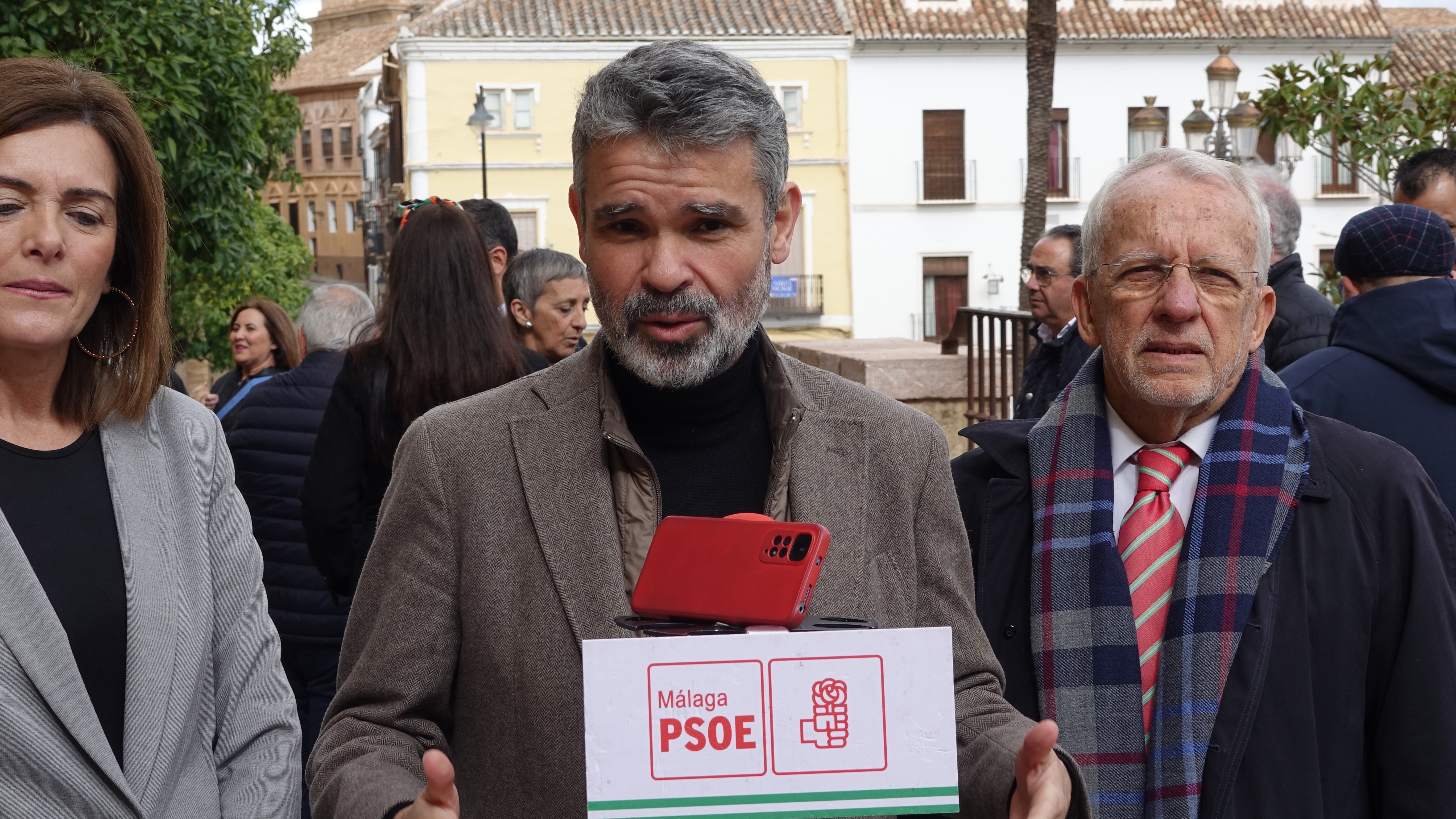 El PSOE insta a Bendodo y a Navarro a que expliquen si la foto con ...