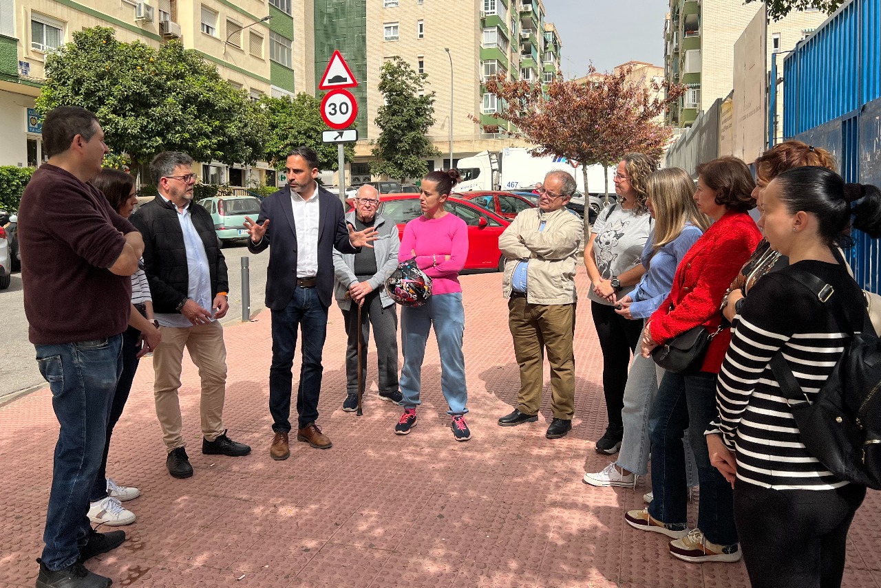 El PSOE denuncia que Ayuntamiento y Junta están dejando que lo colegios de Málaga “se caigan a pedazos”