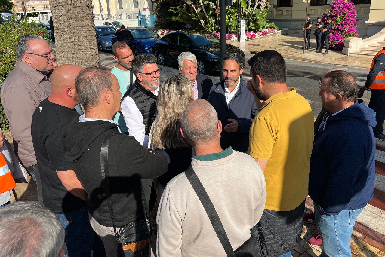 El PSOE denuncia que el Ayuntamiento de Málaga “ha engañado a las personas con movilidad reducida” al paralizar las licencias de taxi adaptado