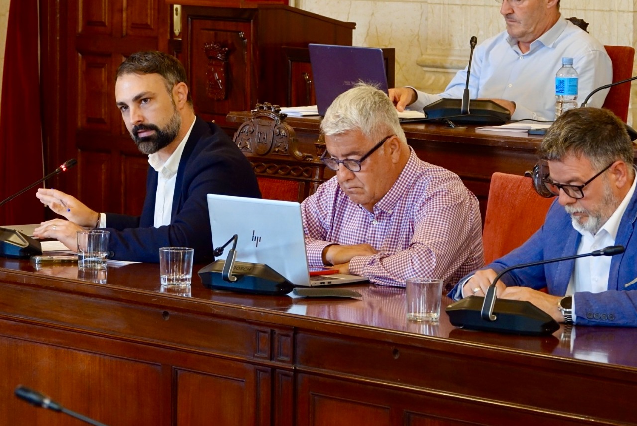 El PSOE recrimina al PP su negativa a la gestión pública de las viviendas construidas en suelo dotacional para evitar la especulación 