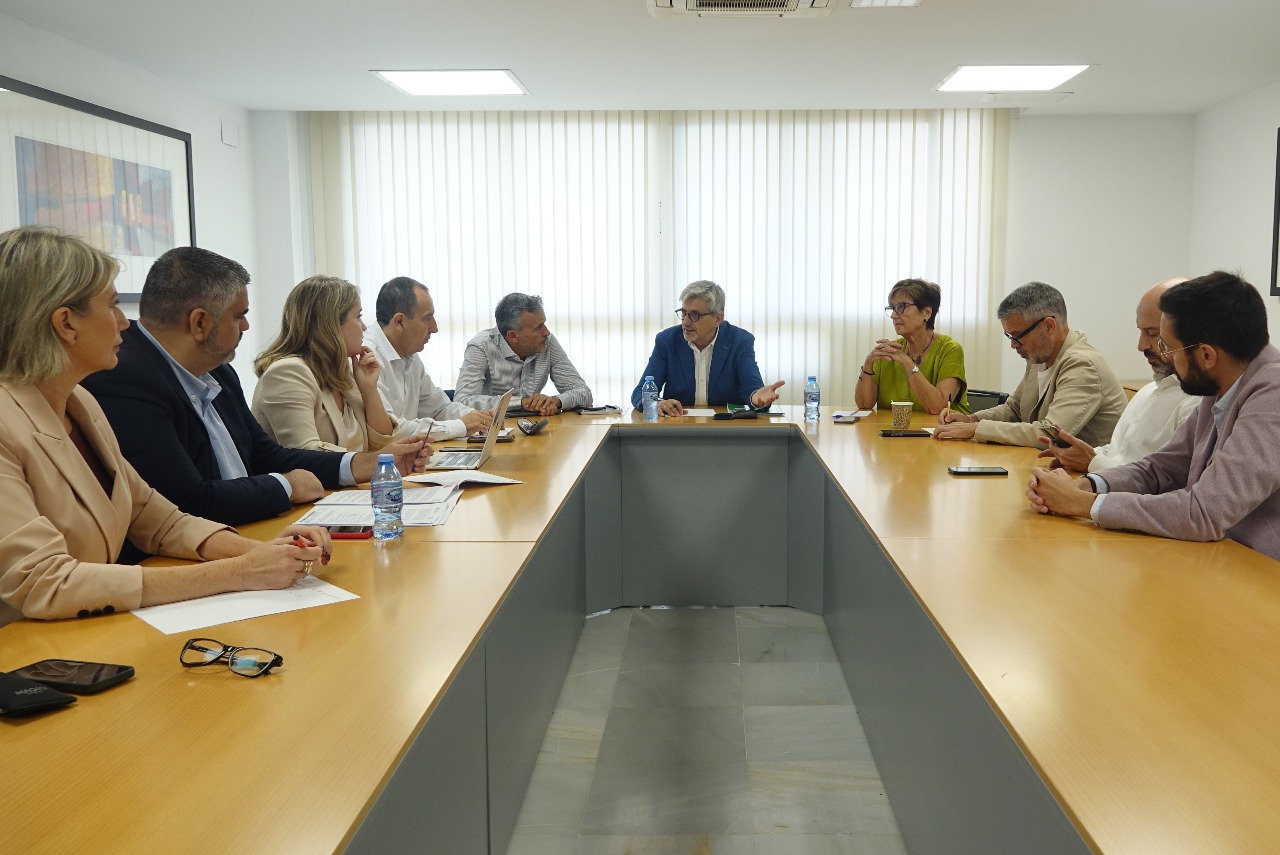 El PSOE de Málaga exige al nuevo consejero de Salud que detalle cuántos profesionales va a contratar para poner fin al colapso sanitario