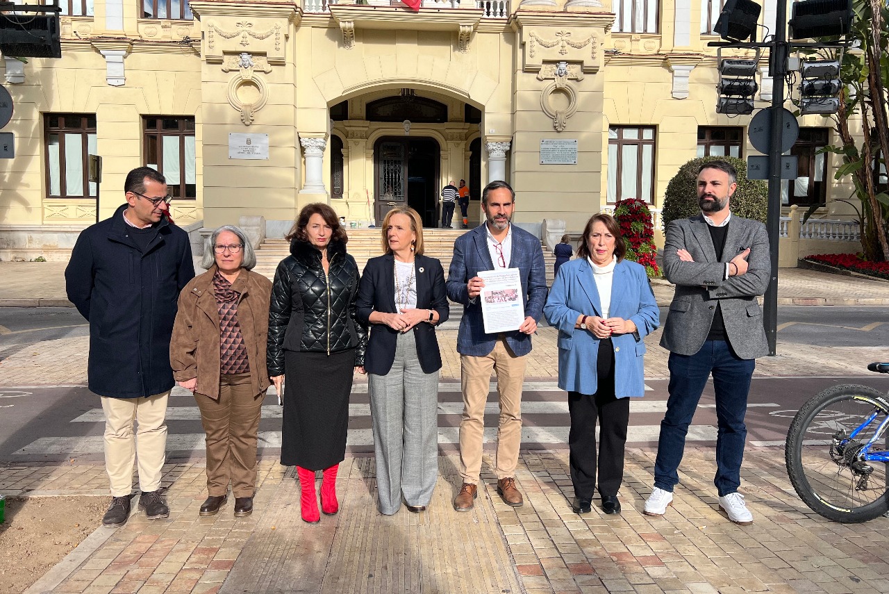 El PSOE exige explicaciones a De la Torre por un “presunto caso de prevaricación” tras permitir que caducaran expedientes de cancelación de pisos turísticos ilegales