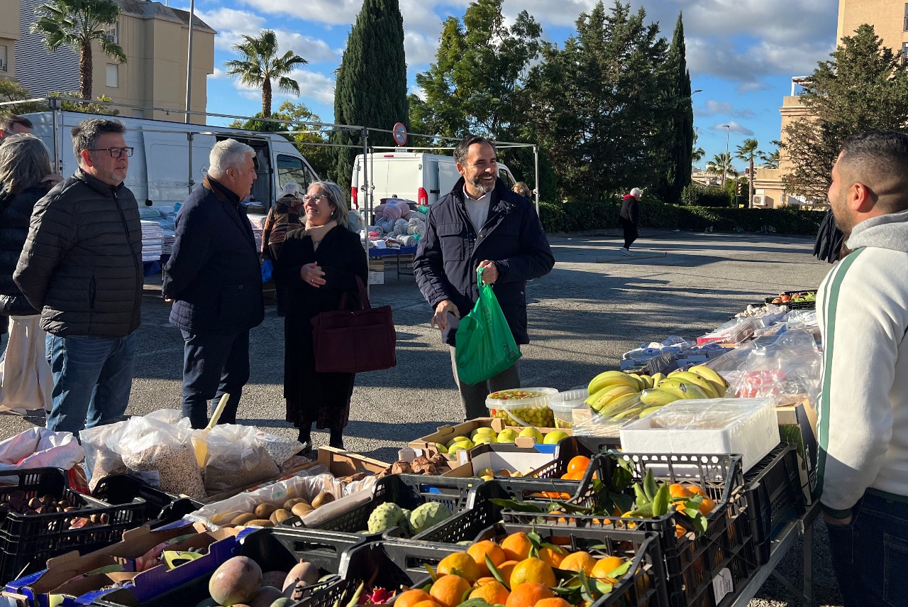 El PSOE pide al Ayuntamiento “que no abandone al comercio local” y exige un plan “urgente” para “salvar los mercadillos y tiendas de barrio en Málaga”