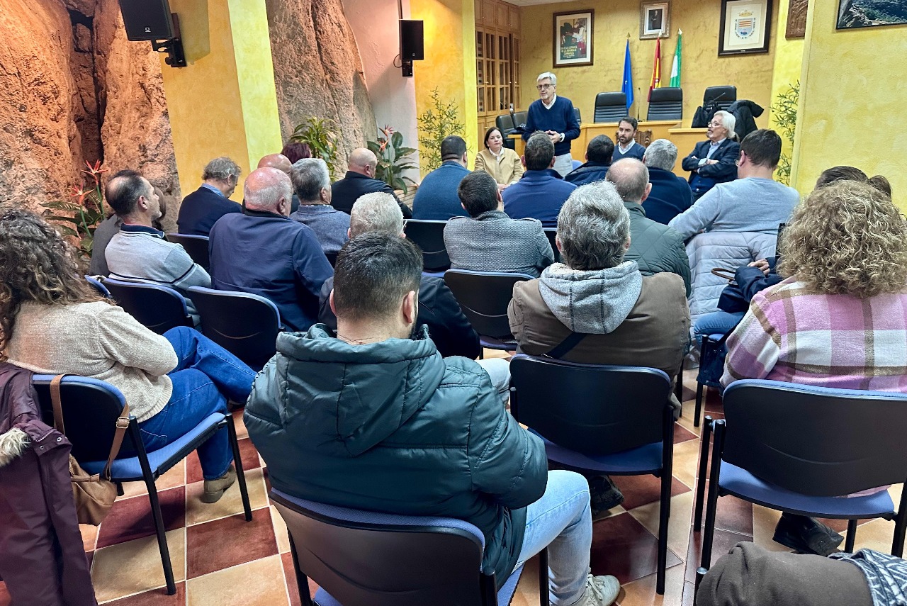 El PSOE pide a los alcaldes del PP en la Axarquía que se rebelen ante los incumplimientos de la Junta y la Diputación