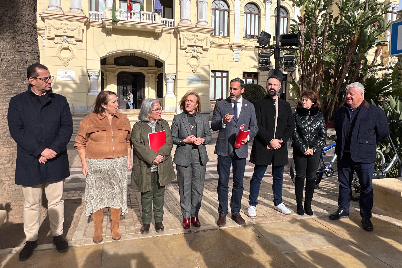 El PSOE exige paralizar la instalaci&oacute;n de las estatuas en el Puerto de M&aacute;laga