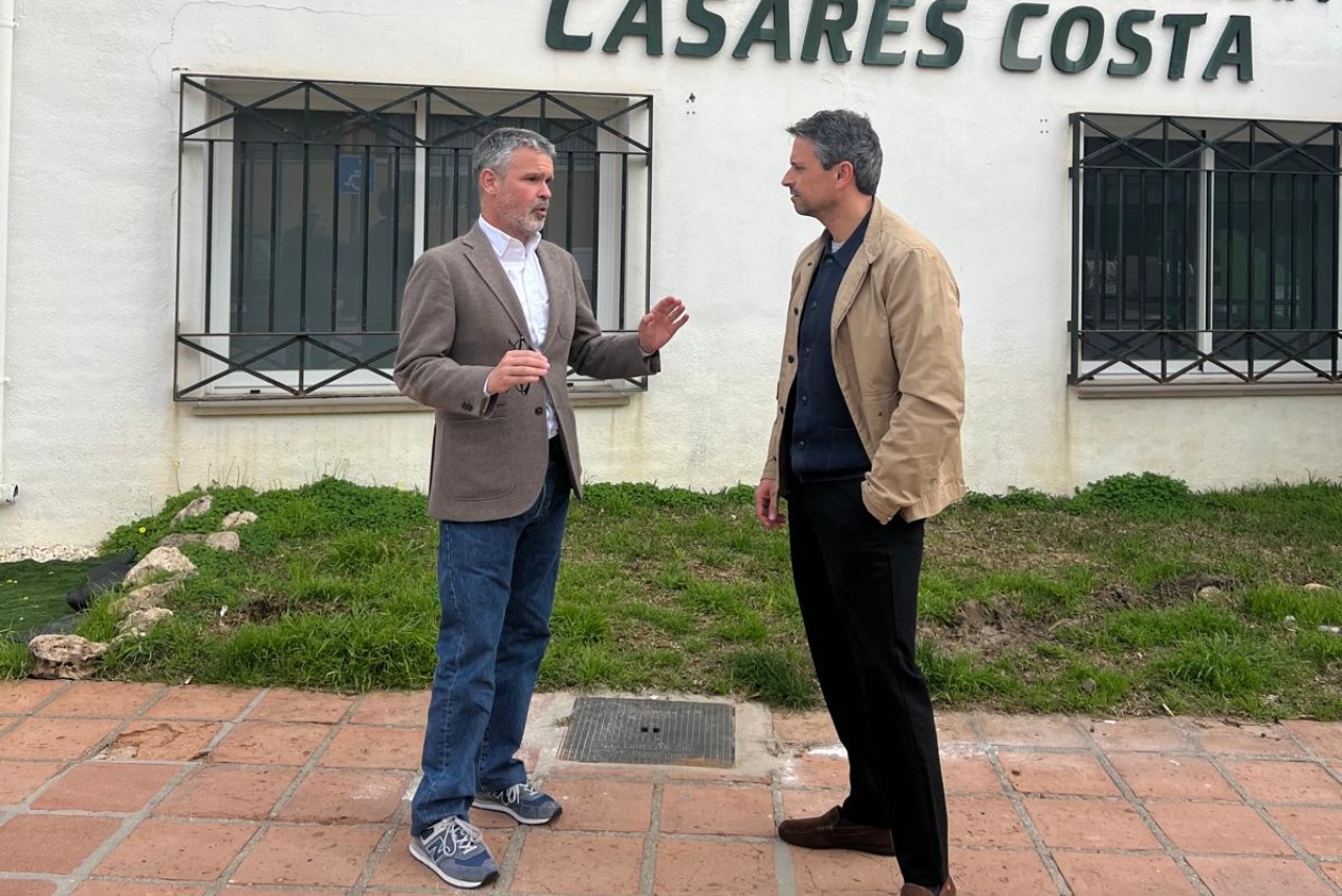 El PSOE pide a Juanma Moreno que cumpla sus compromisos con Casares en sanidad y educaci&oacute;n