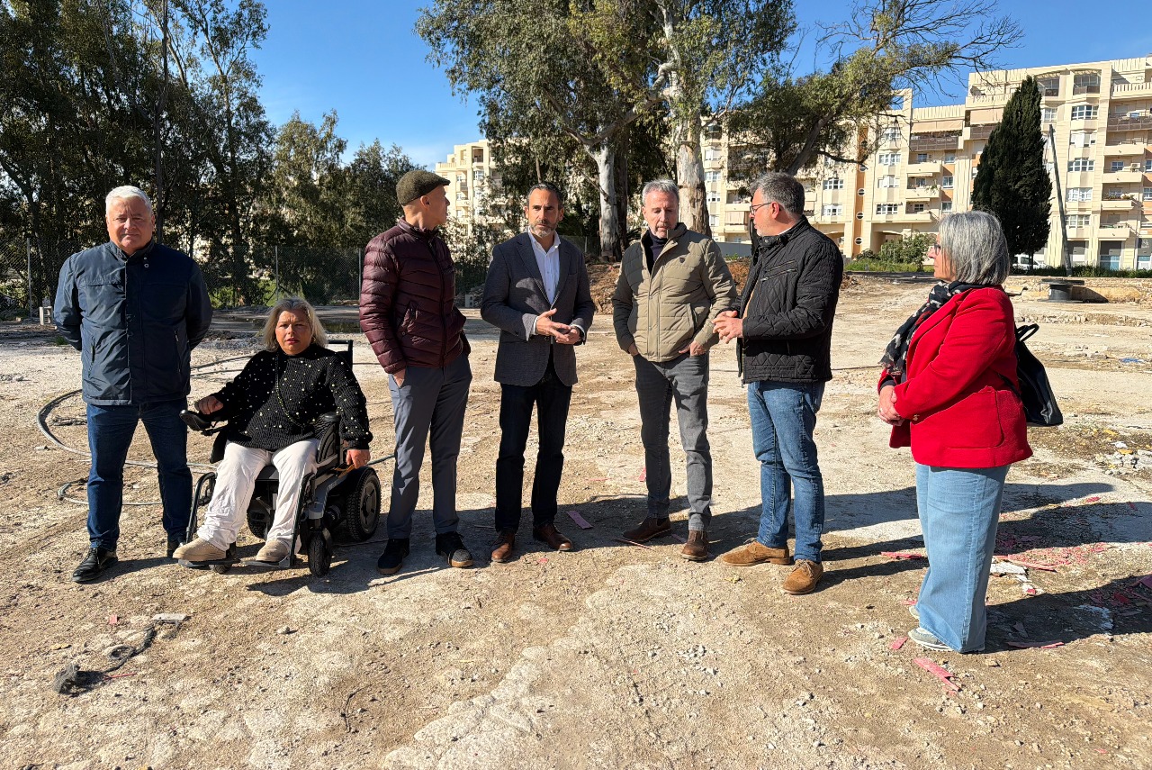 El PSOE y los vecinos de Parque Teatinos exigen al Ayuntamiento que el futuro de la antigua parcela de las caballerizas se decida por consenso