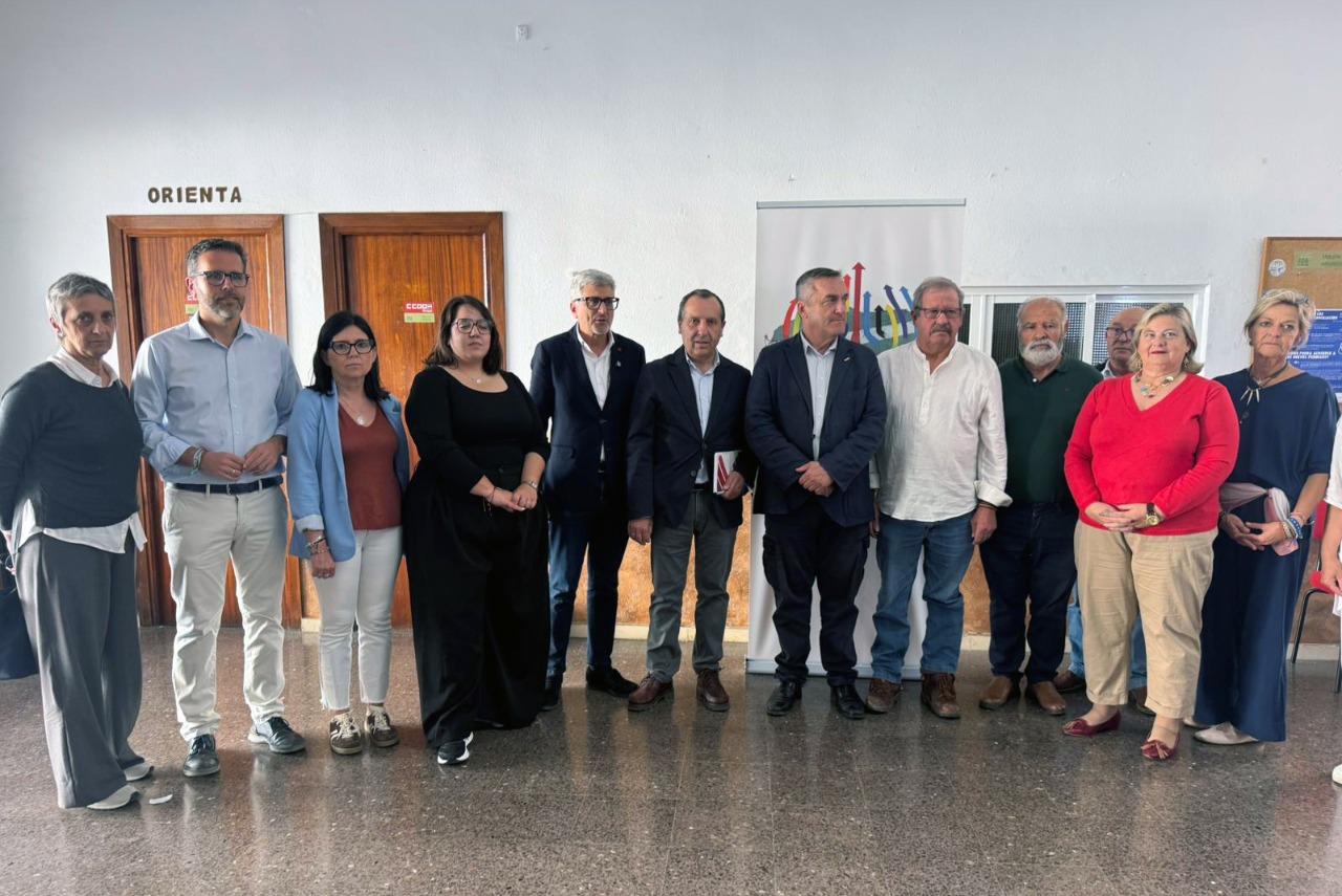  El PSOE pregunta a Juanma Moreno si los ayuntamientos gobernados por el PP van a seguir boicoteando el proceso de regularizaci&oacute;n de personas migrantes