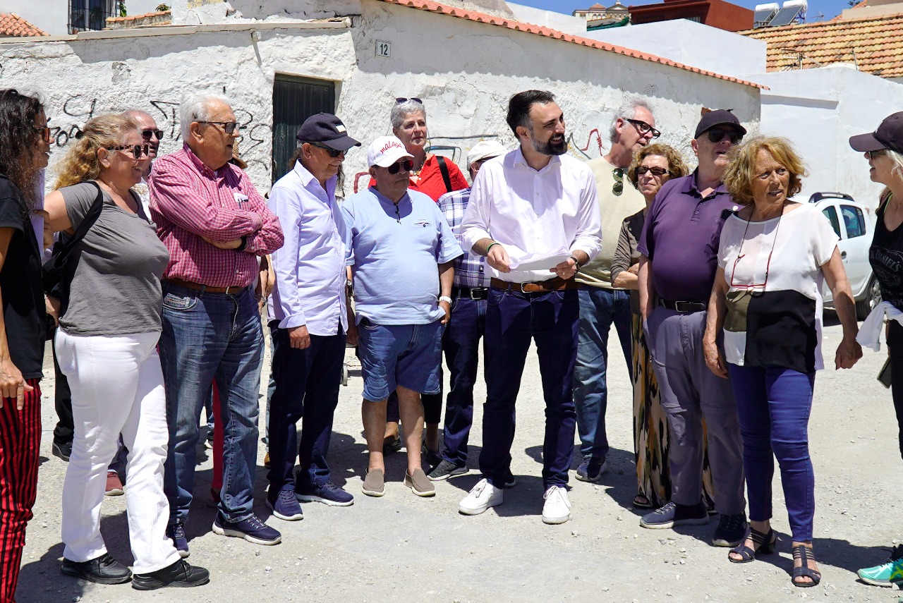 El PSOE y vecinos de Pedregalejo acusan a De la Torre y Moreno Bonilla de &ldquo;cargarse el car&aacute;cter marinero&rdquo; del barrio tras saltarse la Ley de Costas