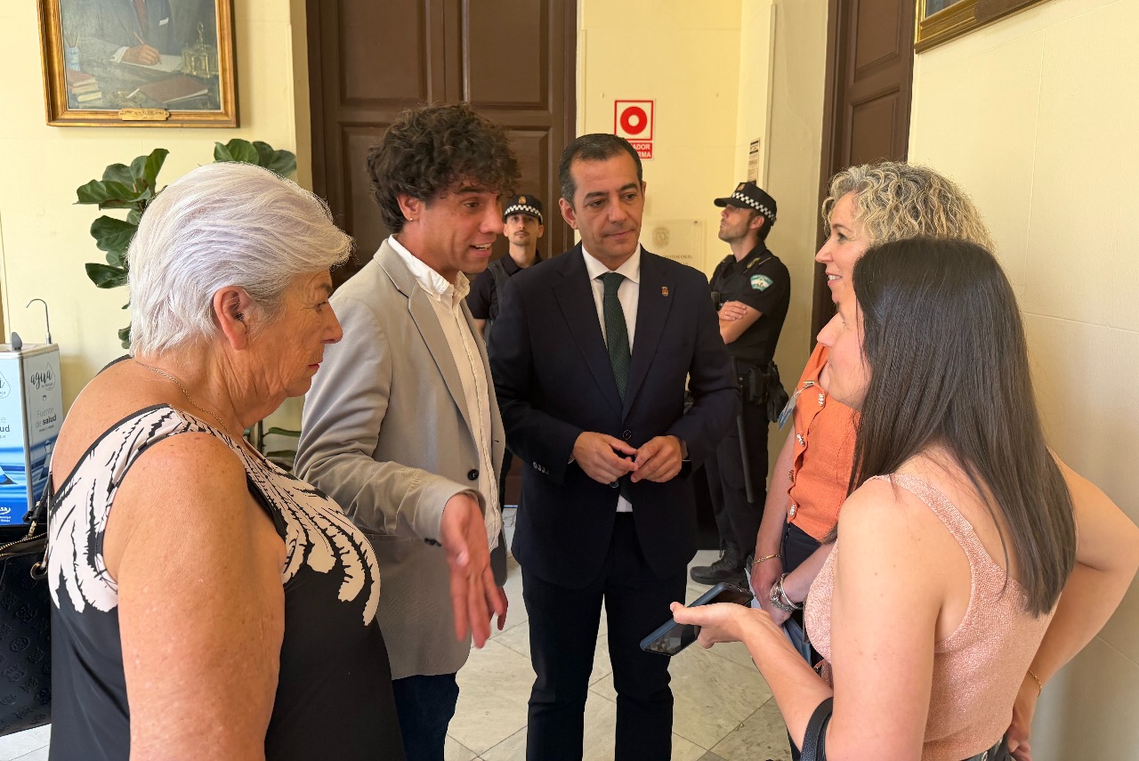 El PSOE arranca al Ayuntamiento su compromiso para exigir a la Junta el mantenimiento de las dos líneas de infantil en el CEIP Neill