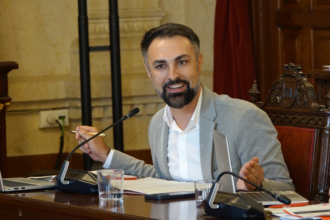 Ruiz Araujo reprocha a De la Torre que &ldquo;gobernar no consiste en vender la M&aacute;laga del futuro para cuadrar las cuentas del presente&rdquo;