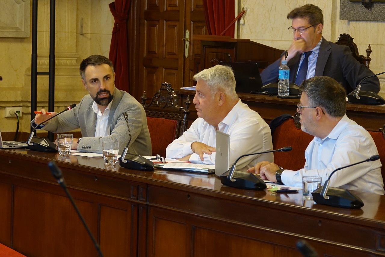 El PSOE critica al PP por “imponer” las estatuas en el puerto de Málaga mientras mantiene cerrado un parque de bomberos en Campanillas desde 2018