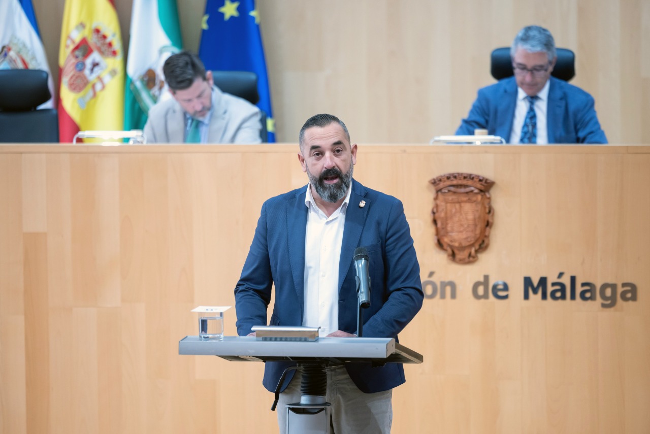 El alcalde de El Borge exige a la Diputación que reactive el plan de cajeros automáticos para los pueblos de Málaga